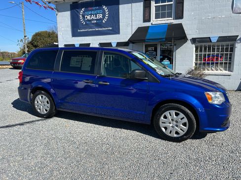 Used 2019 Dodge Grand Caravan SE w/ UConnect Hands-Free Group image 6