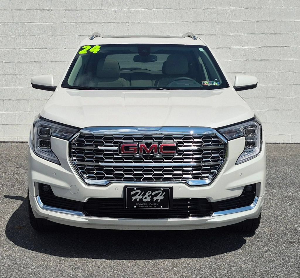 Used 2024 GMC Terrain Denali w/ Denali Premium Package AWD/4WD image 13