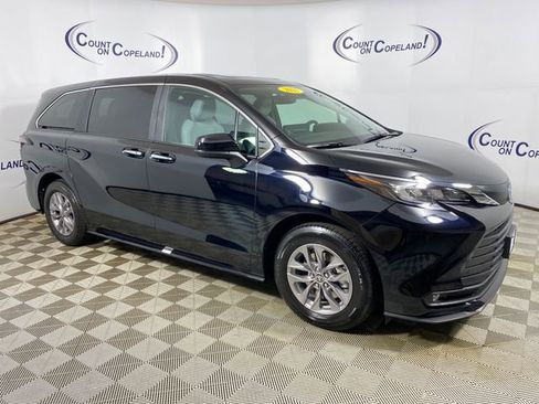 Used 2025 Toyota Sienna XLE image 1