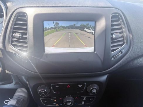 Used 2019 Jeep Compass Latitude FWD image 14