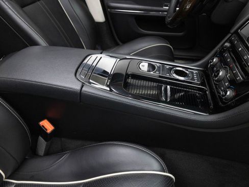 Used 2016 Jaguar XJ R-Sport image 32