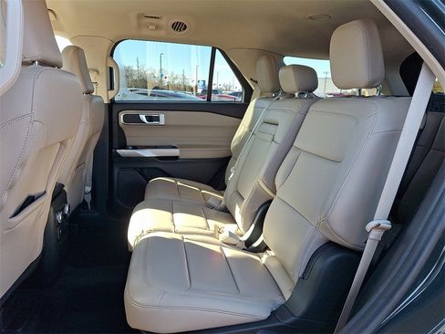 Used 2022 Ford Explorer XLT w/ Equipment Group 202A image 10