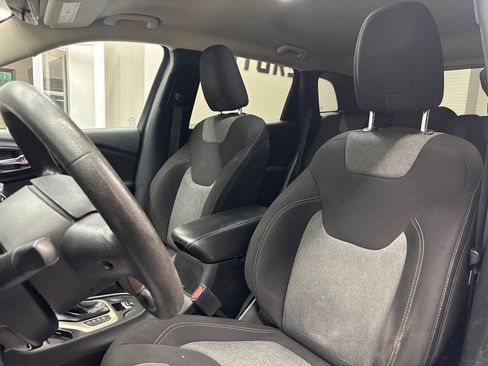 Used 2016 Jeep Cherokee Sport FWD image 15