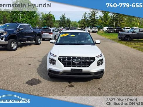Used 2025 Hyundai Venue SEL FWD image 2
