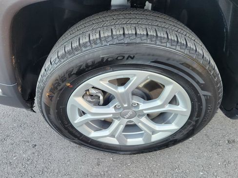 Used 2024 Jeep Compass Latitude image 9