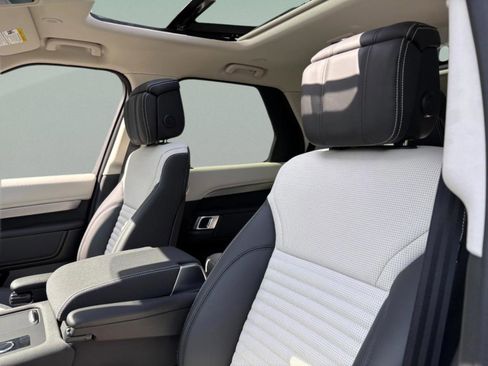 Certified 2025 Land Rover Discovery Dynamic SE image 42