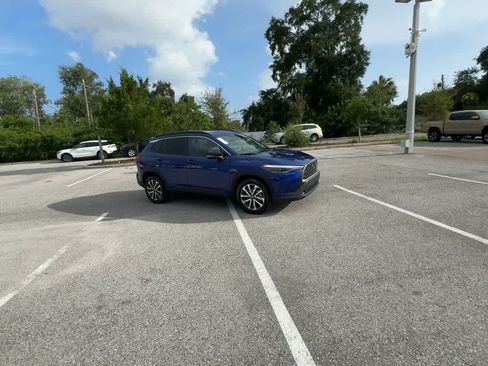 Used 2025 Toyota Corolla Cross XLE FWD image 9