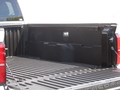 Certified 2025 Toyota Tacoma SR5 AWD/4WD image 9