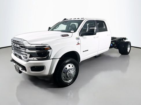 New 2026 RAM 4500 4x4 Crew Cab DRW w/ Laramie Trim Package image 3