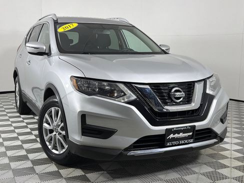 Used 2017 Nissan Rogue SV image 2