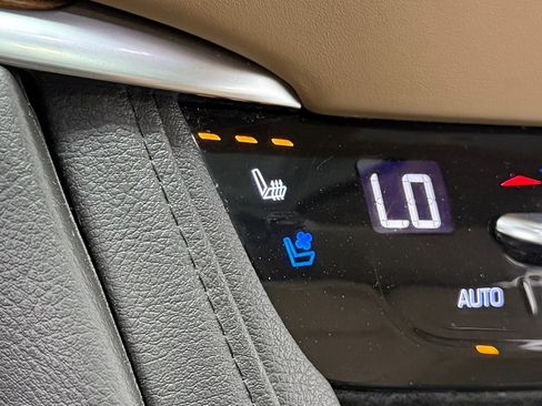 Used 2018 Cadillac XT5 Platinum w/ Driver Assist Package AWD/4WD image 28