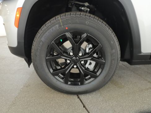 New 2025 Jeep Grand Cherokee Altitude image 7