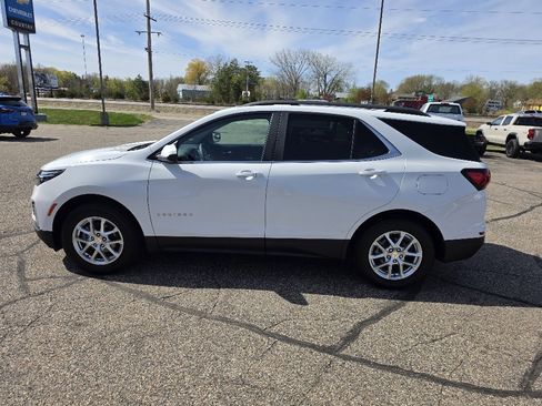 Used 2024 Chevrolet Equinox LT AWD/4WD image 2
