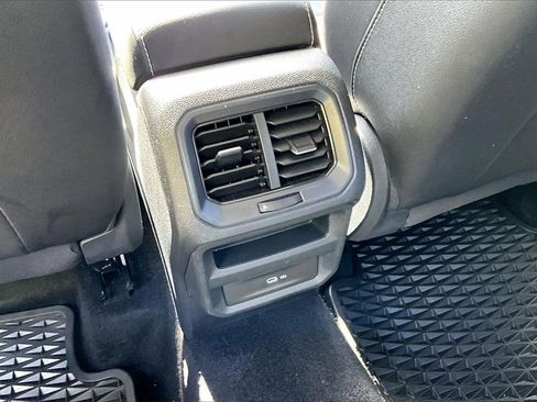 Certified 2022 Volkswagen Taos SE image 18
