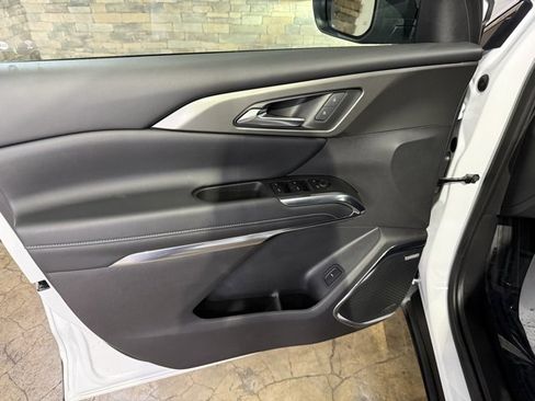 Used 2025 Chevrolet Traverse LT w/ Enhanced Driving Package image 11