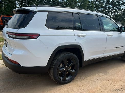 New 2025 Jeep Grand Cherokee L Altitude image 8