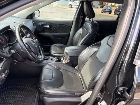 Used 2019 Jeep Cherokee Latitude Plus w/ Cold Weather Group AWD/4WD image 25