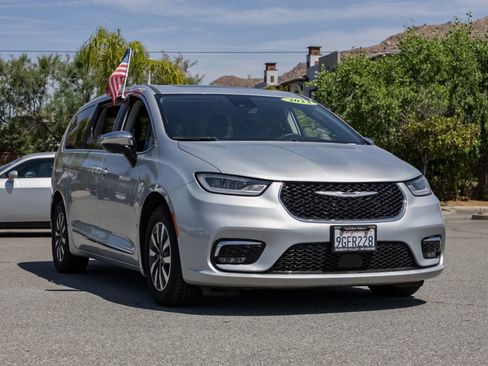 Used 2023 Chrysler Pacifica Limited FWD image 2