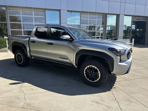 Certified 2025 Toyota Tacoma TRD Off-Road AWD/4WD image 2