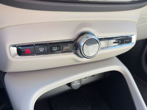 Used 2023 Volvo XC40 B5 Plus w/ Climate Package image 16