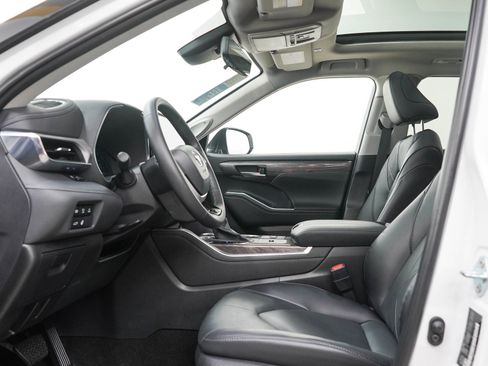 Used 2024 Toyota Highlander Platinum AWD/4WD image 26