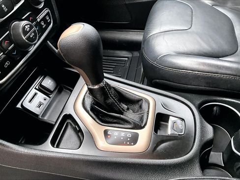 Used 2015 Jeep Cherokee Limited FWD image 16