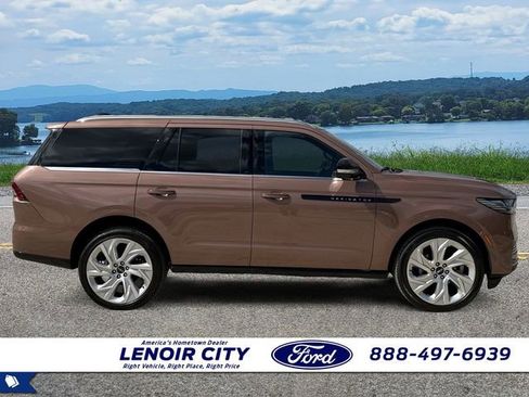 Used 2025 Lincoln Navigator Black Label image 2