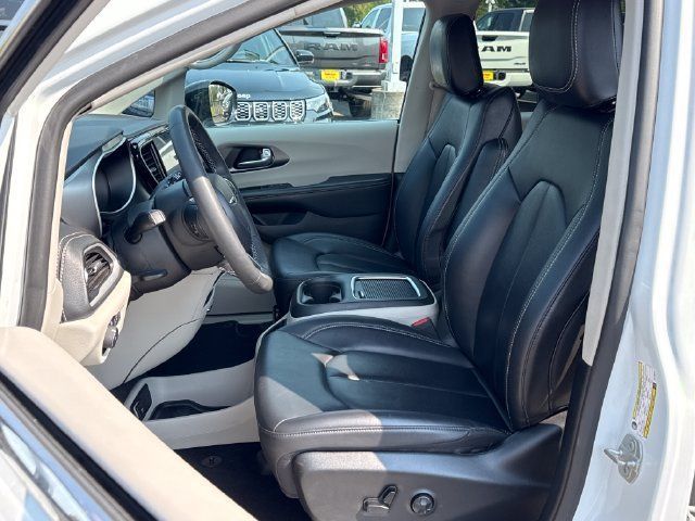 Used 2024 Chrysler Pacifica Limited FWD image 19