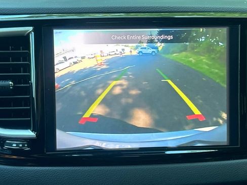 Used 2024 Chrysler Pacifica Touring-L FWD image 19
