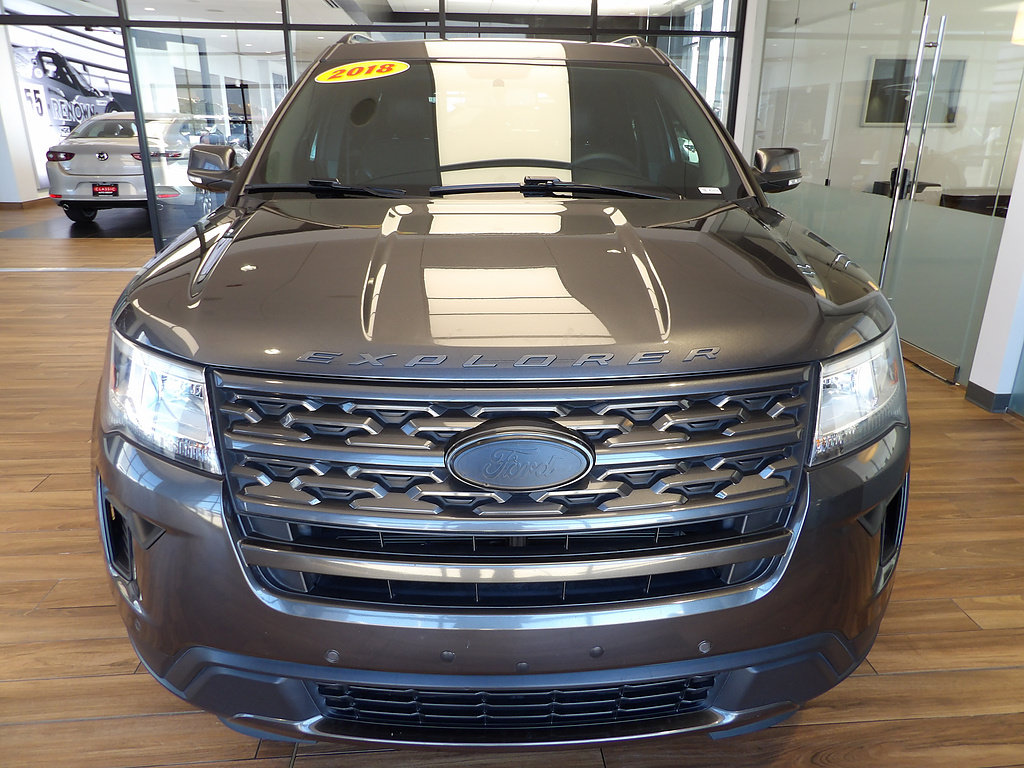Used 2018 Ford Explorer XLT w/ Equipment Group 202A FWD image 2