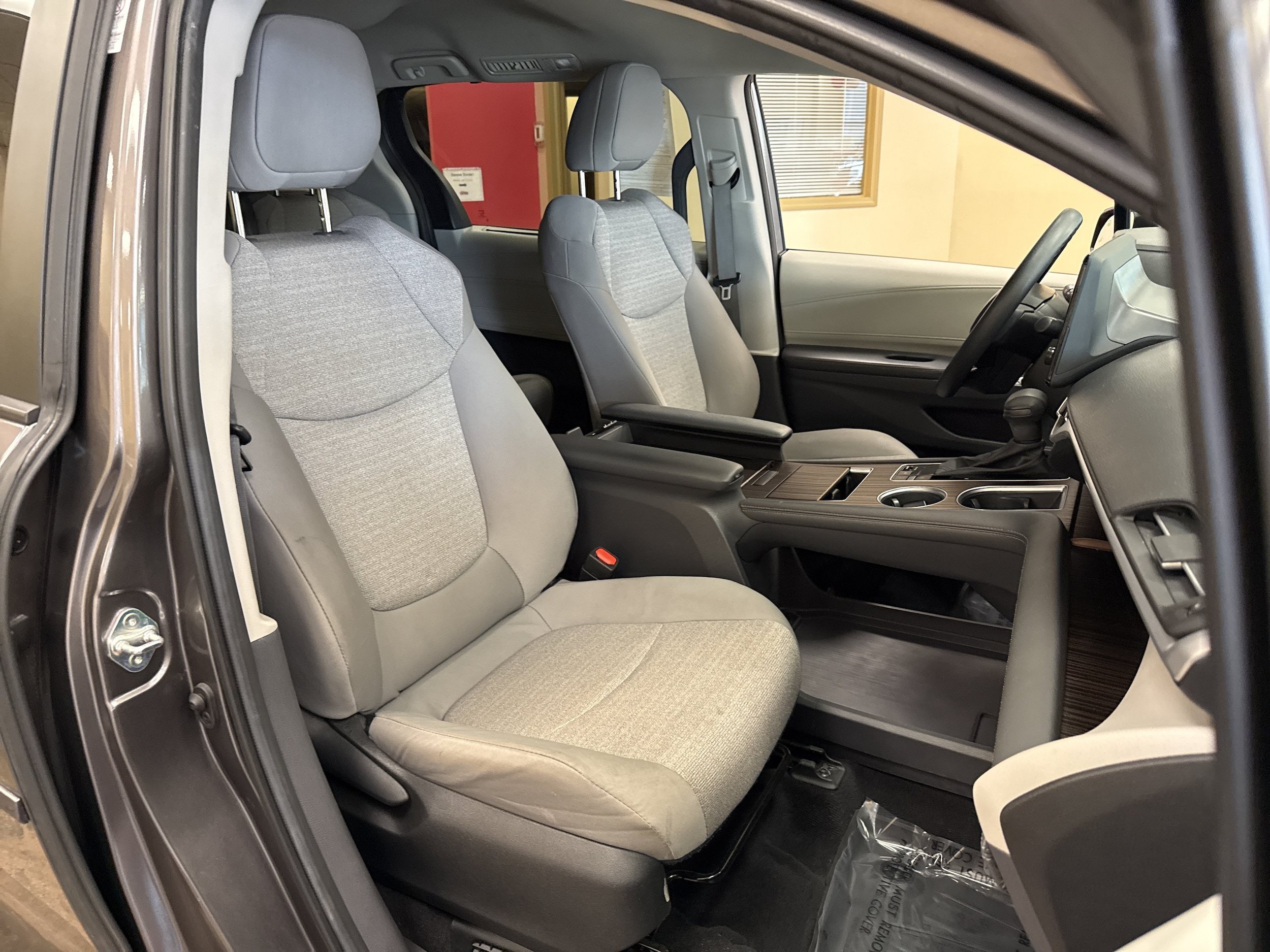 Used 2023 Toyota Sienna LE FWD image 10