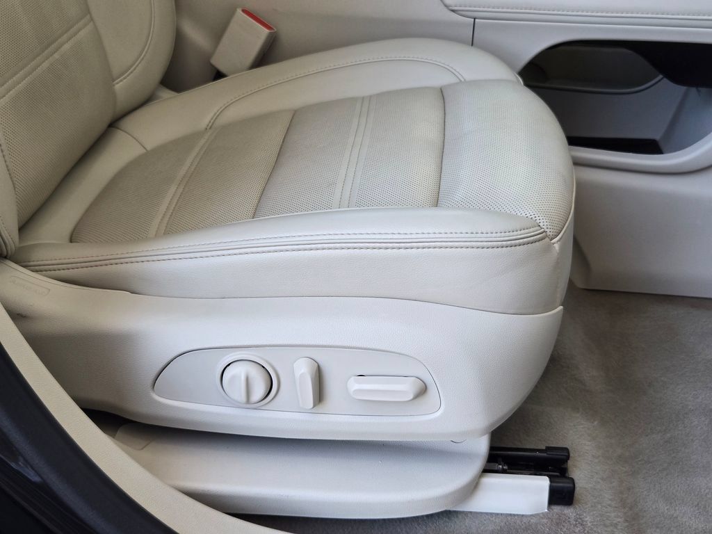 Used 2023 GMC Acadia Denali FWD image 31