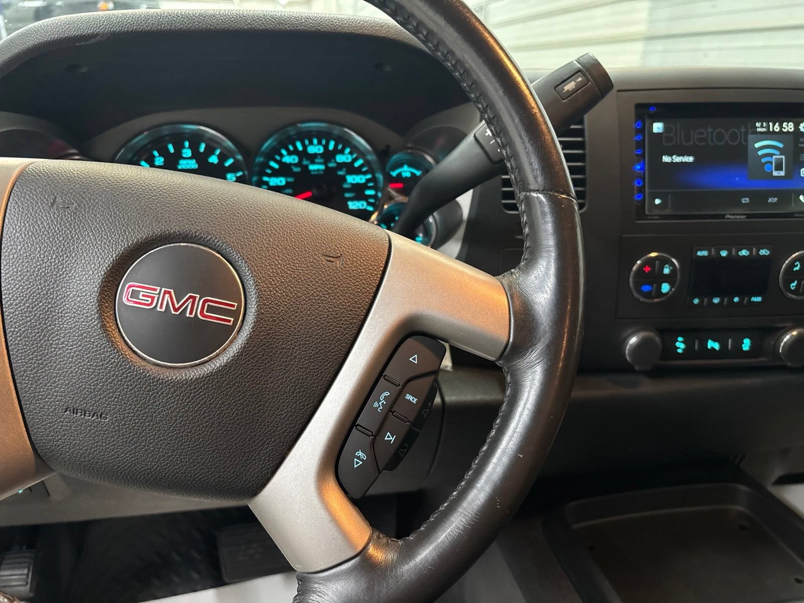 Used 2014 GMC Sierra 2500 SLE w/ SLE Preferred Package AWD/4WD image 13