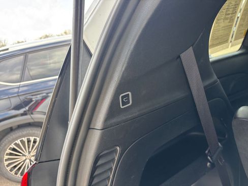 Used 2025 Chrysler Pacifica Select image 23