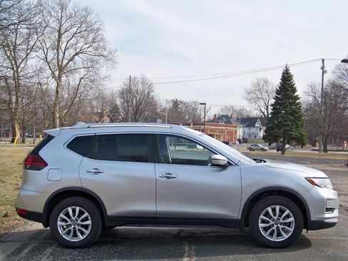 Used 2019 Nissan Rogue SV image 4