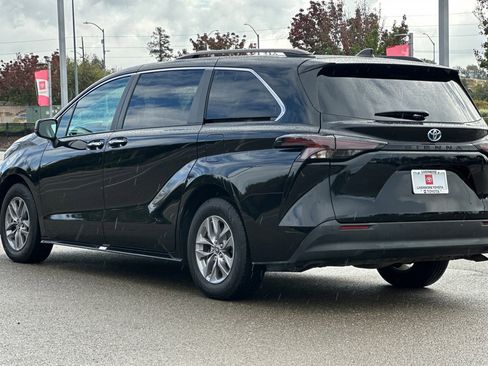 Used 2023 Toyota Sienna XLE image 6