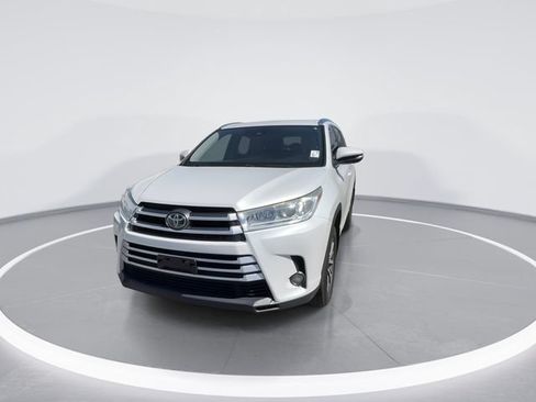 Used 2017 Toyota Highlander XLE AWD/4WD image 3