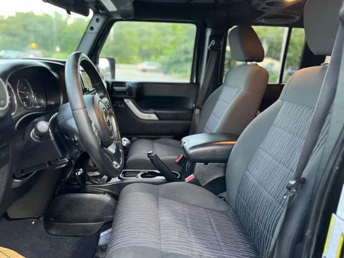 Used 2012 Jeep Wrangler Unlimited Rubicon w/ Connectivity Group AWD/4WD image 12