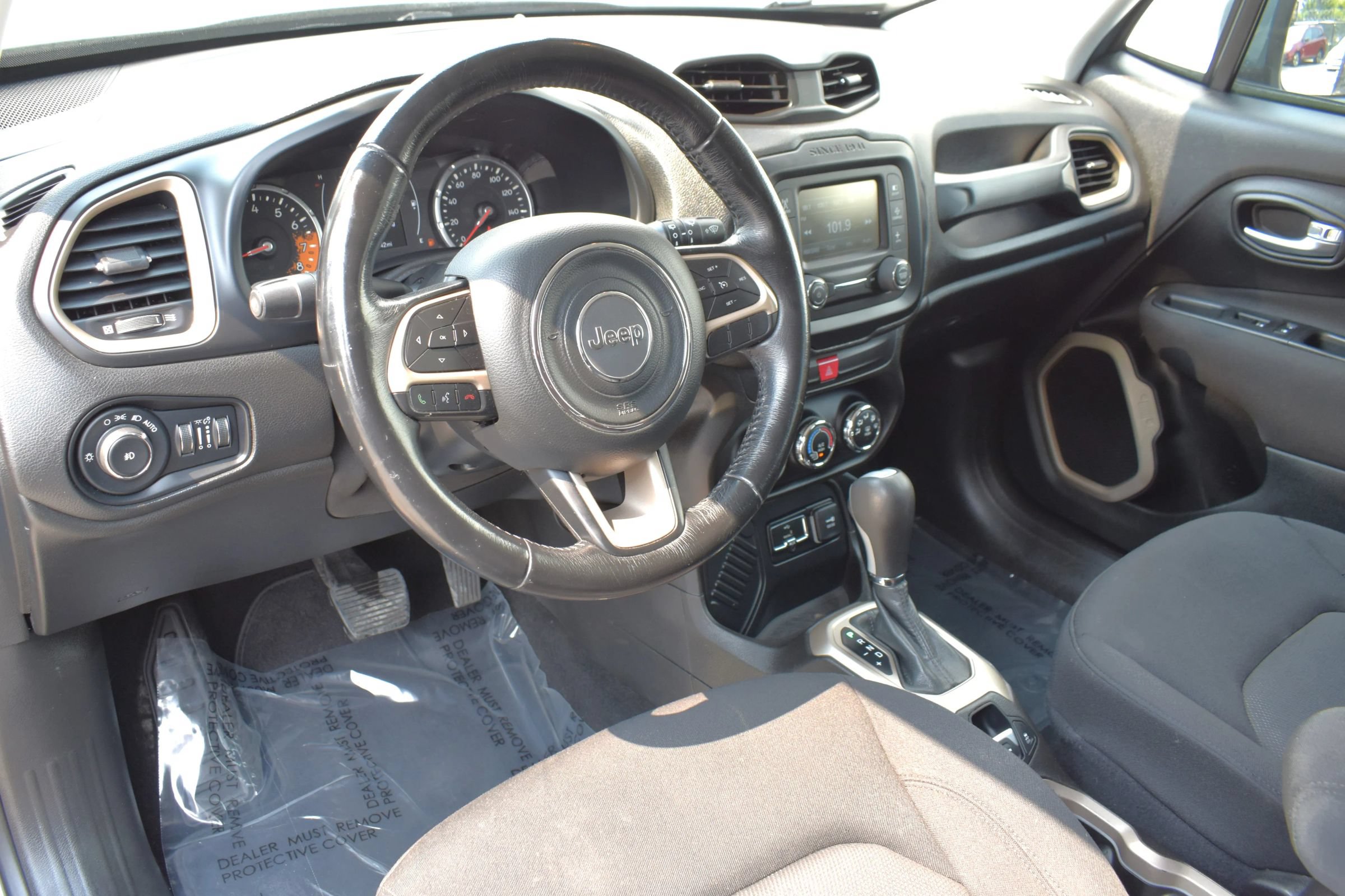 Used 2017 Jeep Renegade Latitude FWD image 12