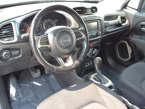 Used 2017 Jeep Renegade Latitude FWD image 12