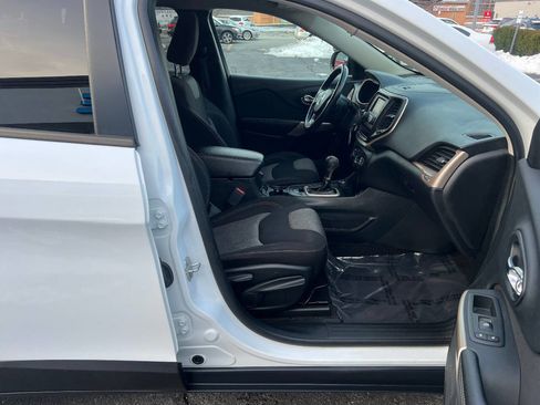 Used 2017 Jeep Cherokee Sport image 23