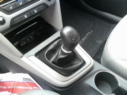 Used 2018 Hyundai Elantra SE image 15