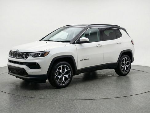 Used 2025 Jeep Compass Limited AWD/4WD image 3