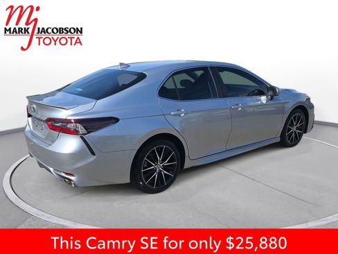 Used 2024 Toyota Camry SE image 9