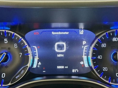 Used 2025 Chrysler Pacifica Select image 10