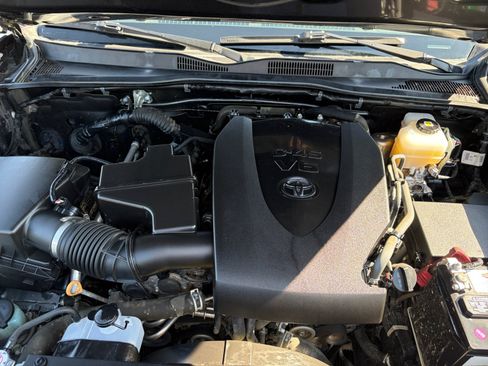 Used 2021 Toyota Tacoma TRD Off-Road AWD/4WD image 13