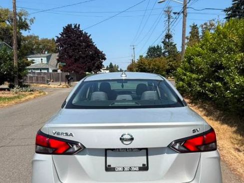 Used 2021 Nissan Versa SV FWD image 11