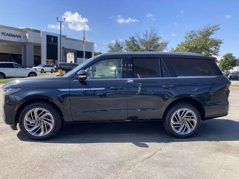New 2025 Lincoln Navigator Reserve AWD/4WD image 8