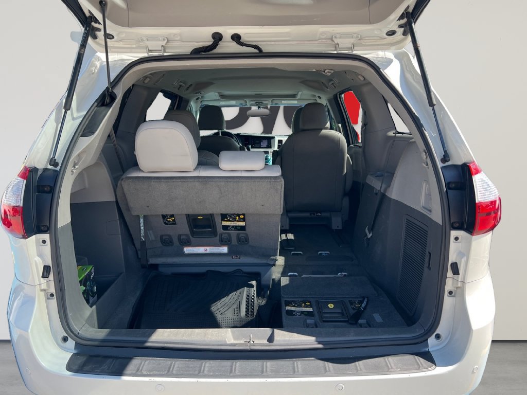 Used 2017 Toyota Sienna XLE w/ XLE Navigation Package AWD/4WD image 18