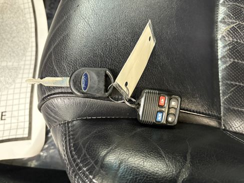 Used 2004 Ford Thunderbird Deluxe image 20